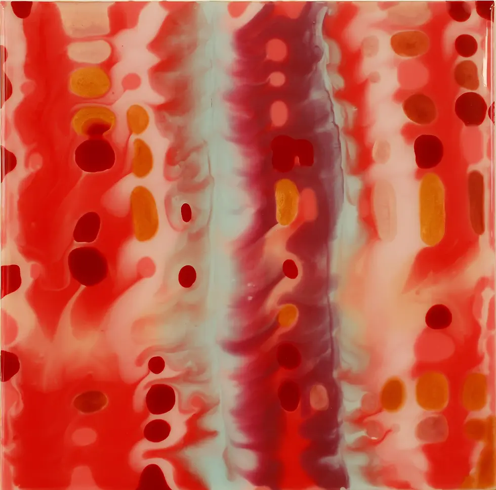 Abstraktes Kunstwerk auf Holz mit geschichtetem Epoxidharz und fließenden, durchscheinenden Formen. Inspiriert von Momenten des Übergangs, wechselnden Zuständen der Wahrnehmung und der Fantasie.