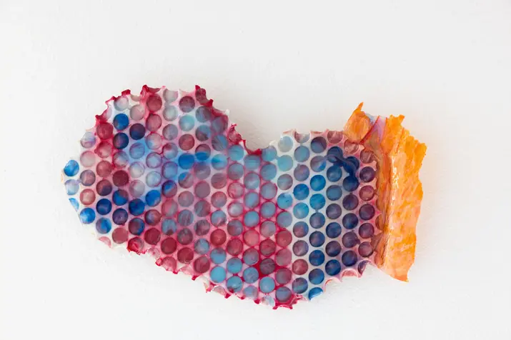 Abstract mixed-media wall object created with plaster, pigments and epoxy. Inspired by the expressive power of color, the work conveys lightness, optimism and a playful atmosphere.