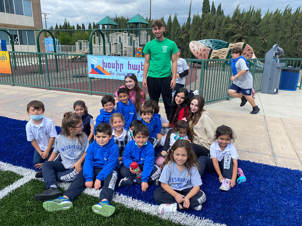 Spirit Games with our #1 supporters, the Kindergarteners! 💙🐾🤍