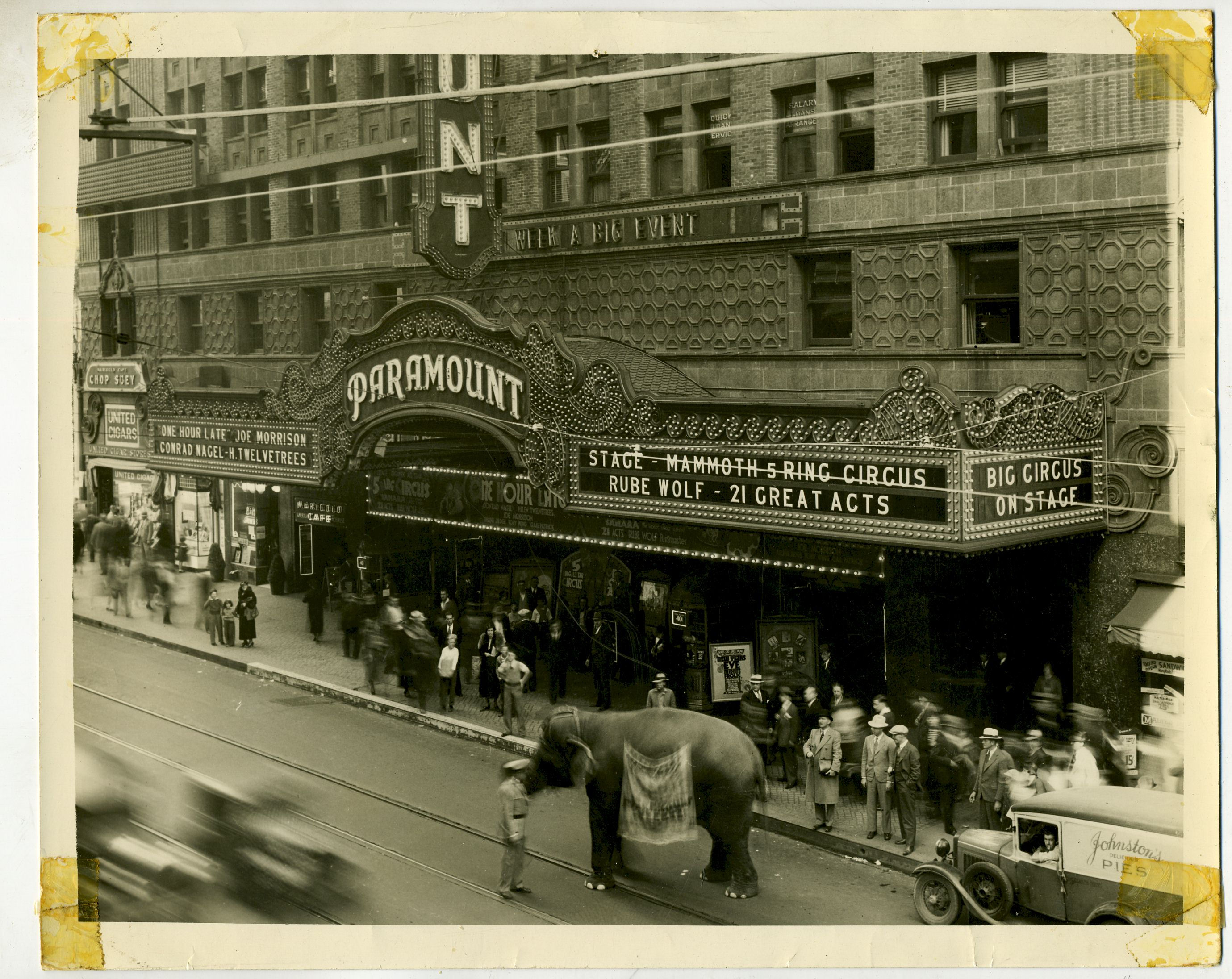 PHOTOGRAPH – PARAMOUNT MOVIE THEATRE – LOS ANGELES CALIFORNIA 1934