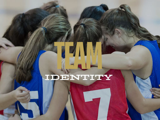Come i Ruoli all’Interno del Team Influenzano l’Identità: La Psicologia dei Leader, degli Specialisti e dei Sostenitori Silenziosi