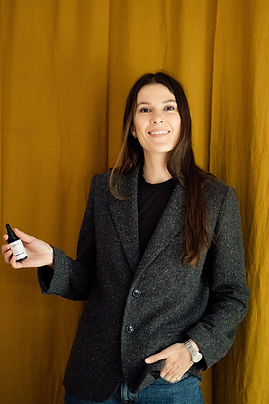 Bild von Janin, Gründerin von peri beauty, mit dem Produkt incredib'oil in der Hand