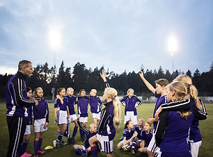 Mädchen-Fußball-Team mit Trainer 
