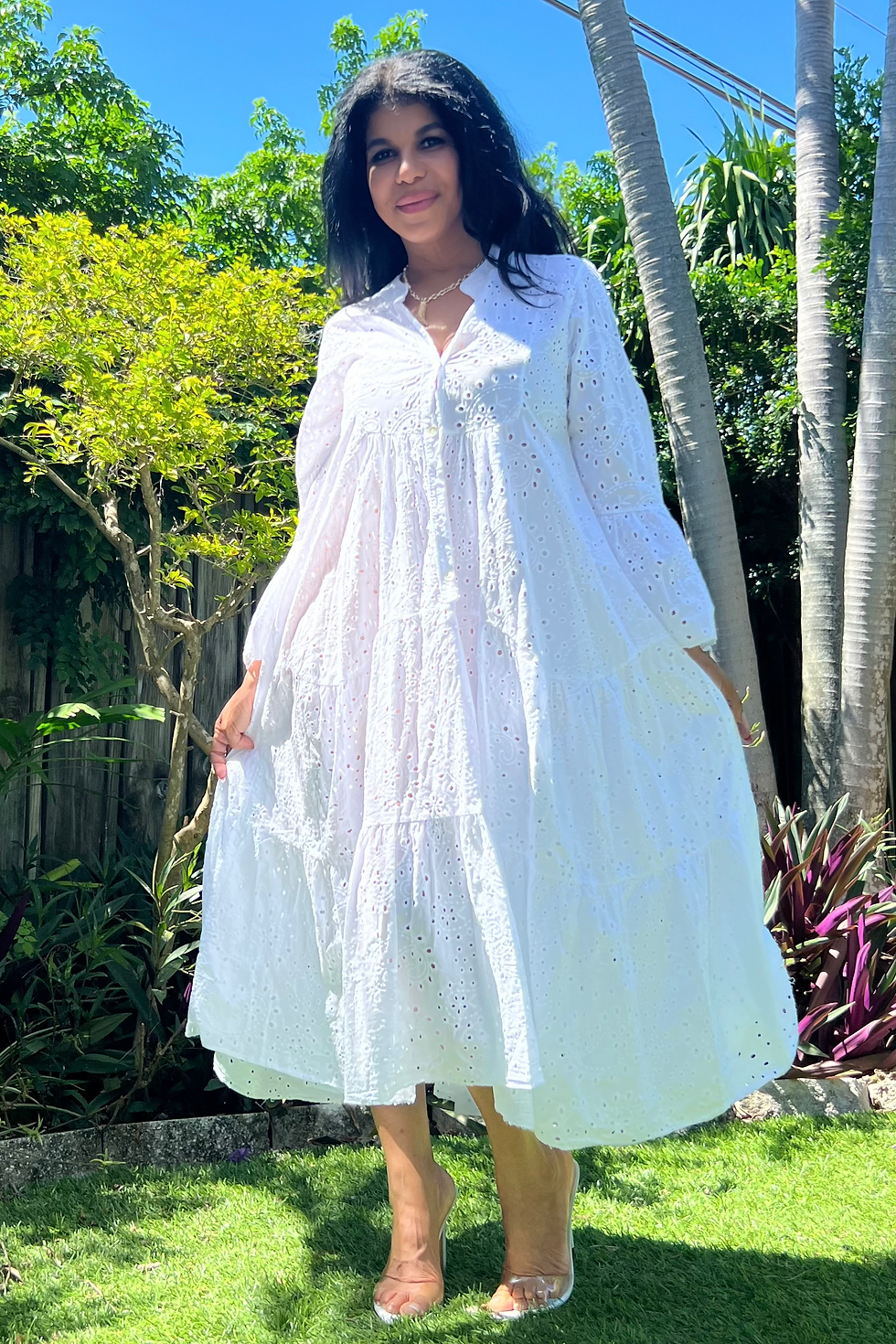 Miniatura: Woman in white eyelet tiered dress outdoors