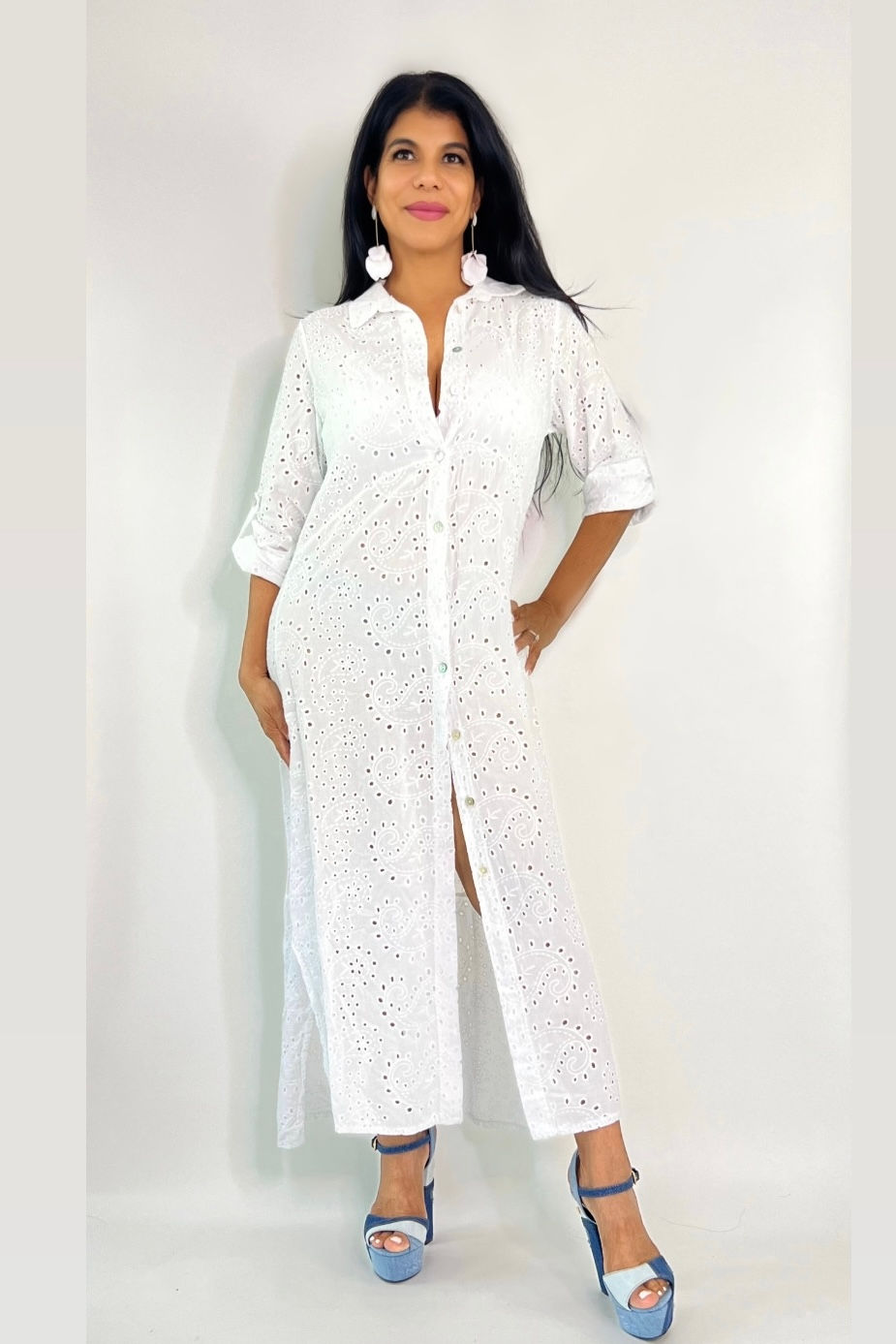 Miniatura: Woman in white long-sleeved button-down dress