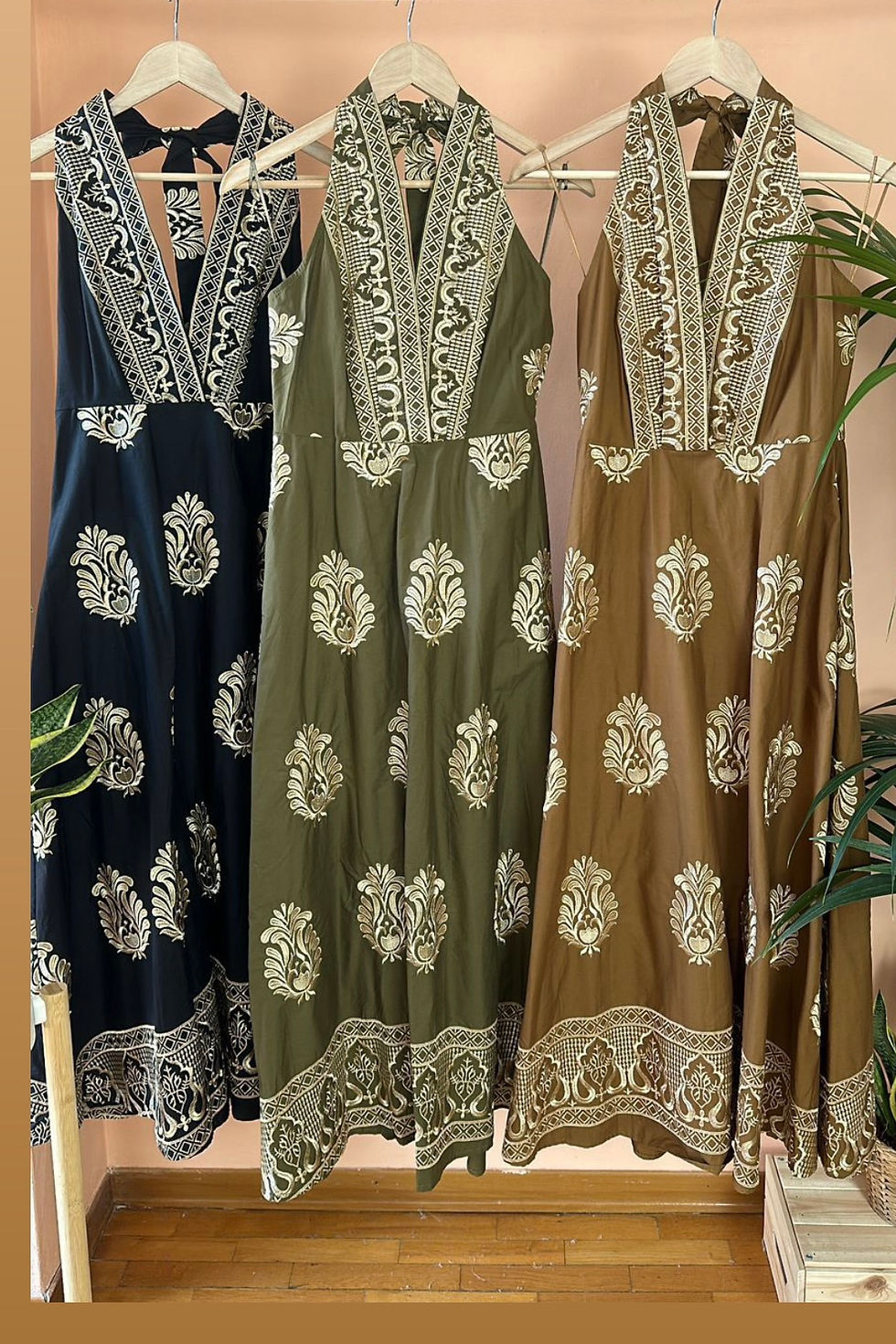Miniatura: Three embroidered dresses: black, olive, brown