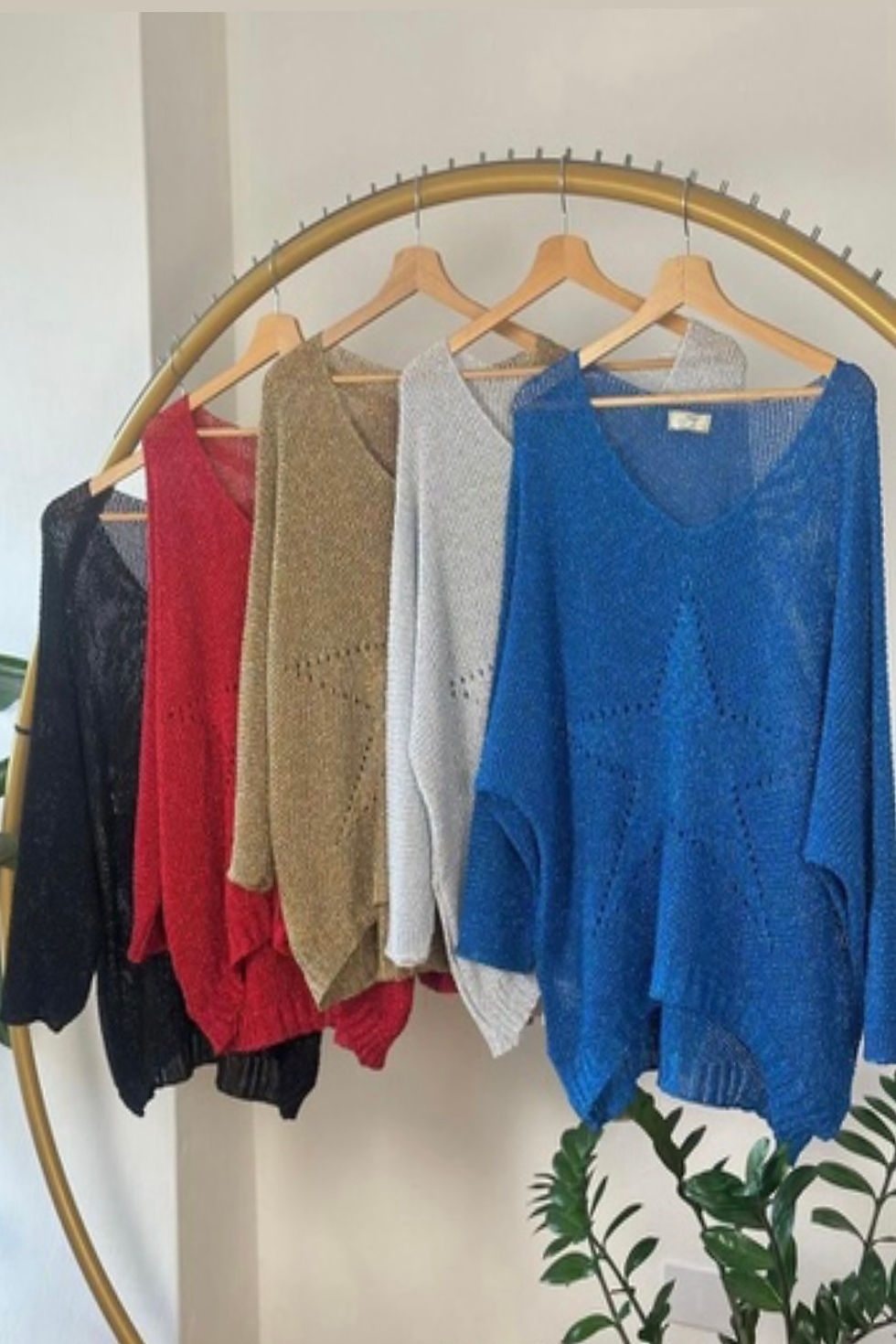 Miniatura: Mariah Star V-neck sweaters in black, red, tan, grey, blue