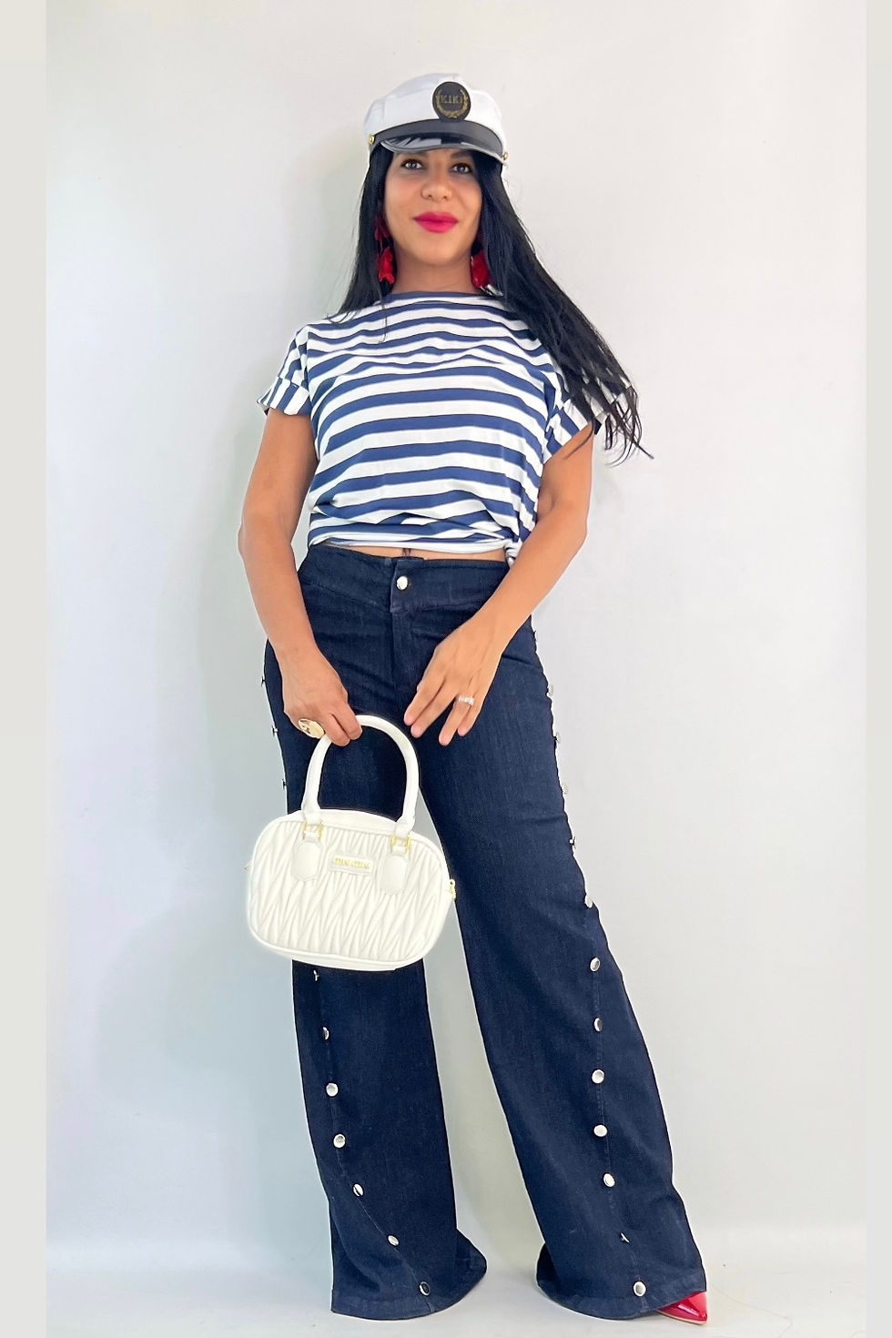 Miniatura: Woman in striped top, dark pants, white bag