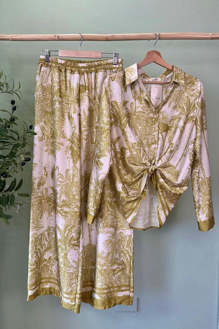 Miniatura: Green patterned shirt and wide-leg trousers