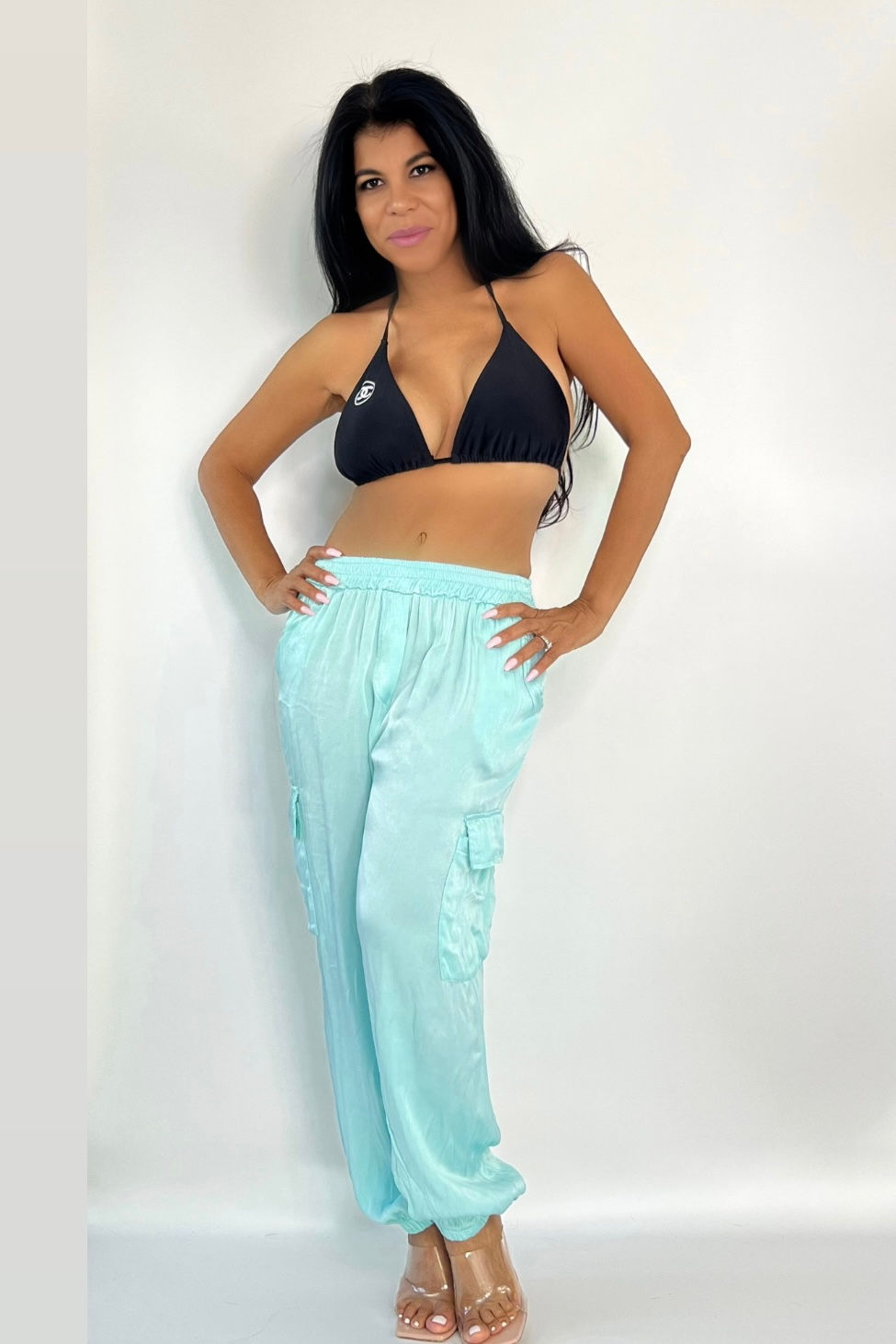 Miniatura: Woman in black bikini top and light blue pants