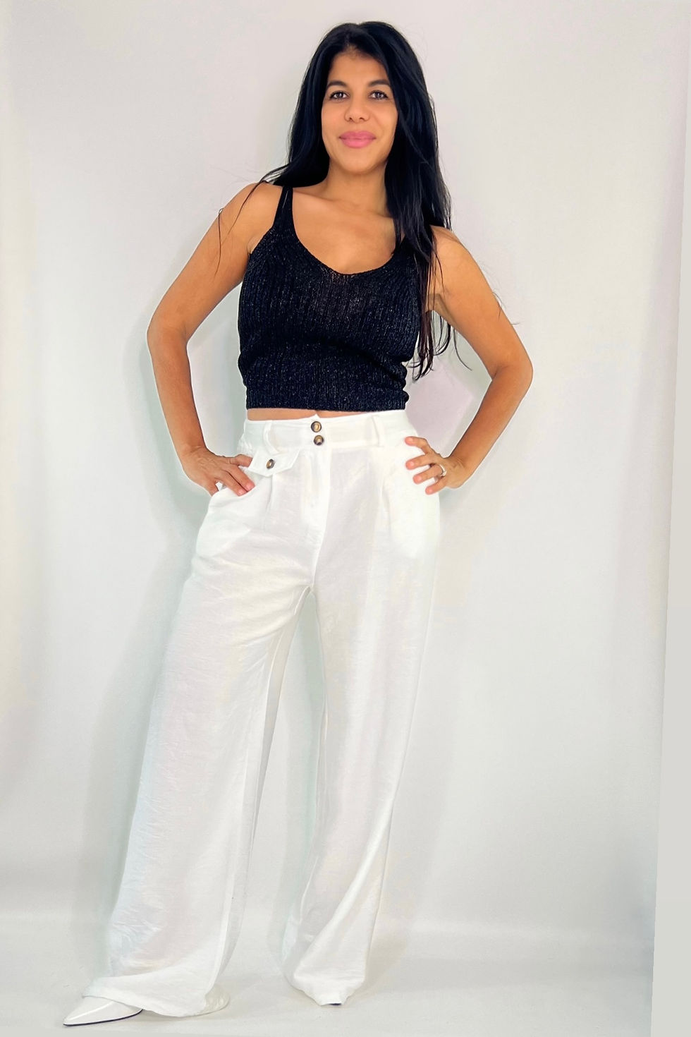 Miniatura: Woman in black tank top and white wide-leg pants