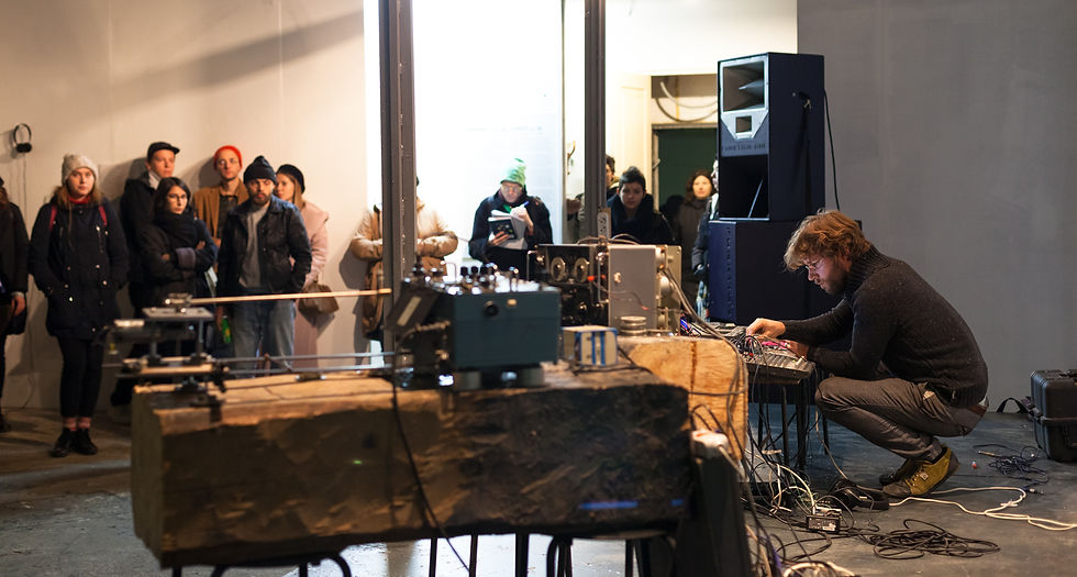Wouter van Veldhoven, Verbuigingen, music performance, 2019. CYFEST 12, Luda gallery, St. Petersburg, Russia, 2019. Photo: Yuri Goryanoy