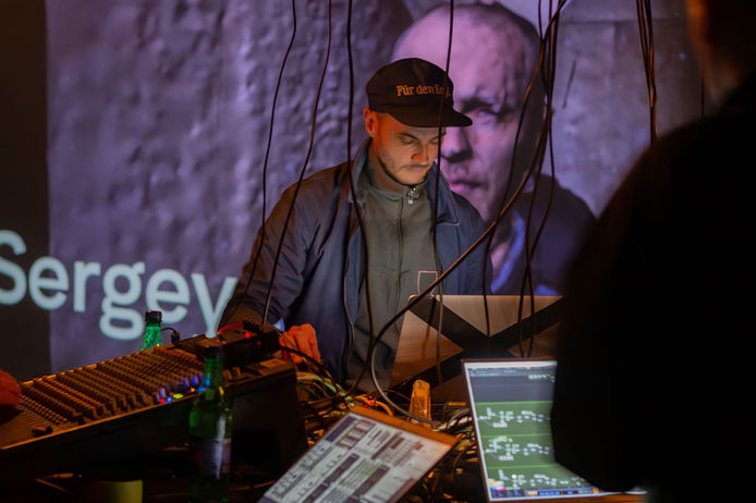 Alexey Grachev & Sergey Komarov (Russia–Armenia), Anton Shchegolev (Russia), Subjectivization Of Sound — SySexintation
Ալեքսեյ Գրաչյով և Սերգեյ Կոմարով (Ռուսաստան–Հայաստան), Անտոն Շչեգոլև (Ռուսաստան), Ձայնի սուբյեկտիվացում — SySexintation