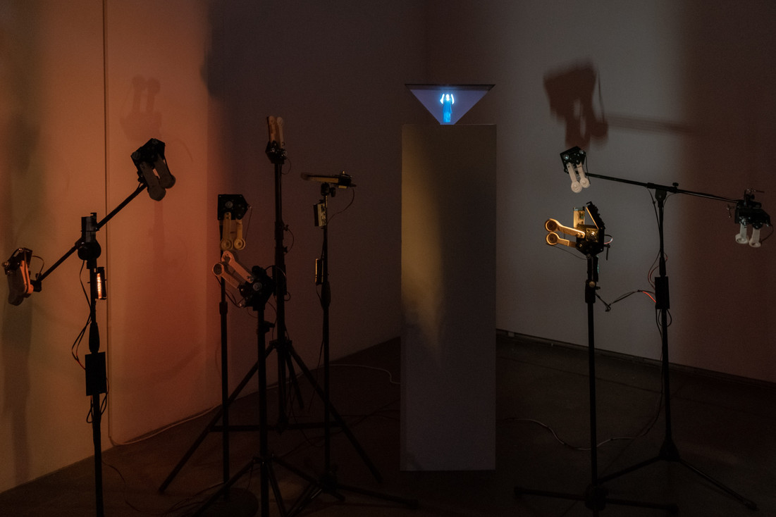 BAKLUSHAS or Frittering Away Brahms by Anna Frants and CYLAND MediaArtLab. Media installation. From the series “Nothing to do”. Holography, robotics, wood blocks, 2021.