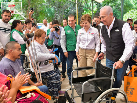Román Alberto Cepeda González entrega techumbre en el ejido La Palma