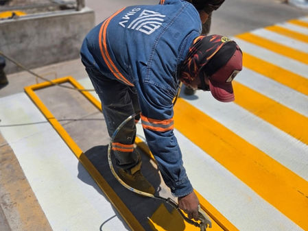 Refuerza SIMV trabajos de señalética y pintura vertical para fortalecer la movilidad y seguridad en Torreón