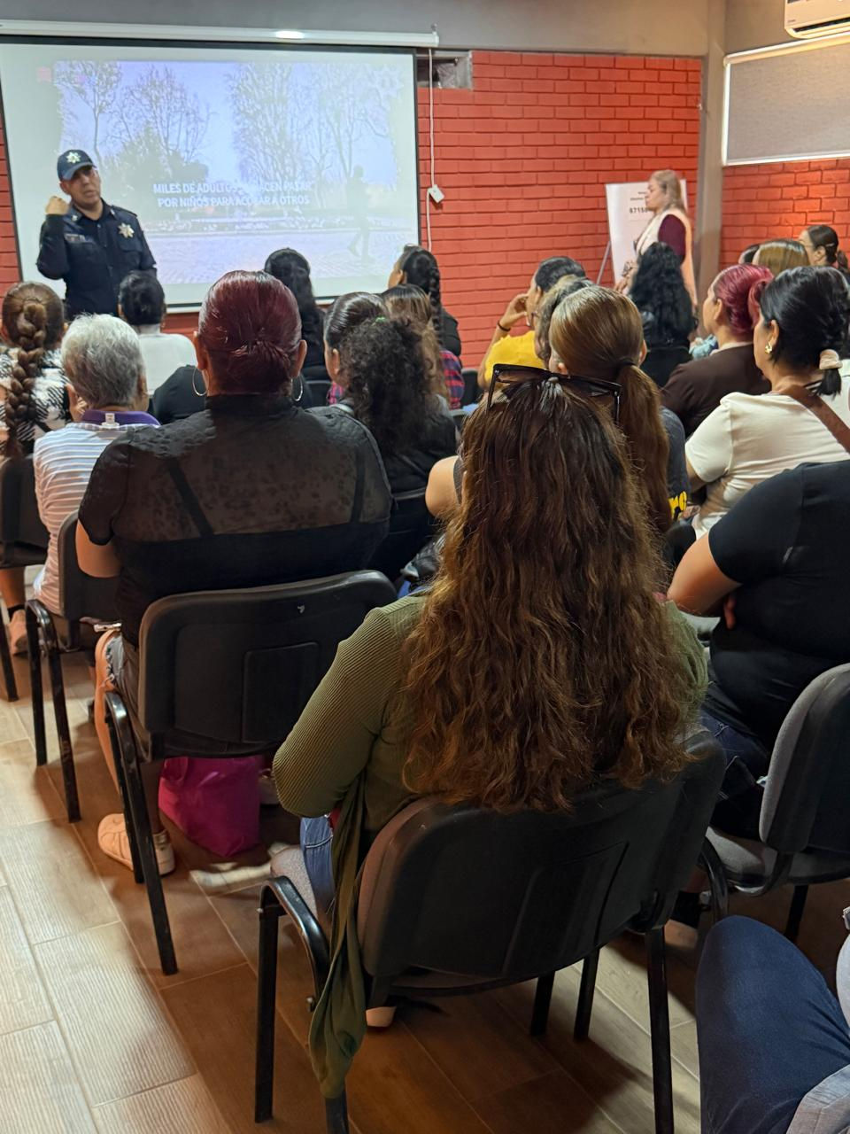 Llevan acompañamiento preventivo a comunidades escolares