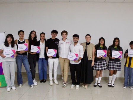 DIF Torreón entrega constancias de becas completas a estudiantes