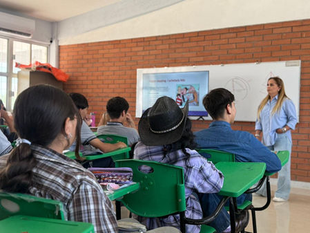 Instituto Municipal de la Mujer concientiza a estudiantes de secundaria sobre violencia digital