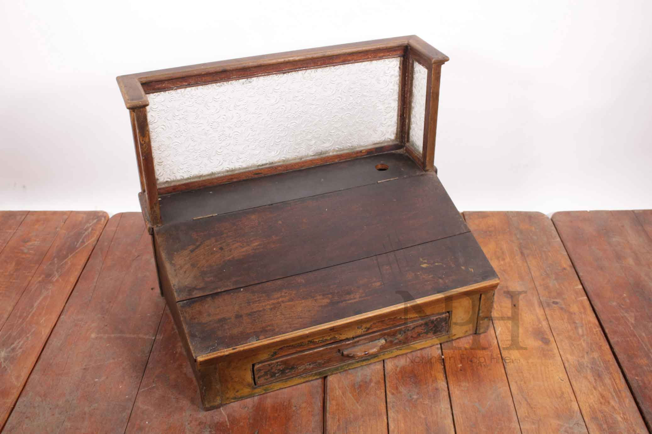 Wooden till with screen