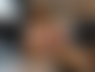 Uma foto macro horizontal em close-up de um aperto de mão firme entre duas pessoas em ternos de negócios escuros.