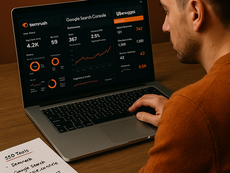 Homem analisando dados de SEO em dashboard com ferramentas como Semrush e Ubersuggest.