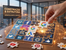 ALT Text (para copiar e colar): Mão encaixando peça de quebra-cabeça 3D com ícones de redes sociais e Google. Peças iluminadas em laranja (#EF5B12) sobre mesa de madeira, com tela ao fundo exibindo "CONSTRUÇÃO & ESTRUTURA"