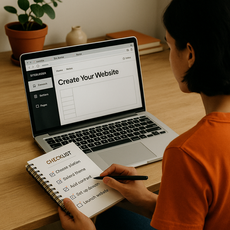 Pessoa criando site no notebook com checklist de etapas em caderno.