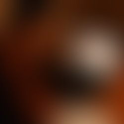 Homem analisando avaliações online da marca em notebook, com anotações sobre respostas.