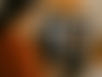 Mulher criando anúncio de promoção no Canva com foco em marketing local e Google Business.