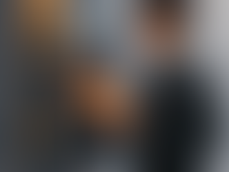 Empresário clicando em botão para reivindicar empresa no Google.