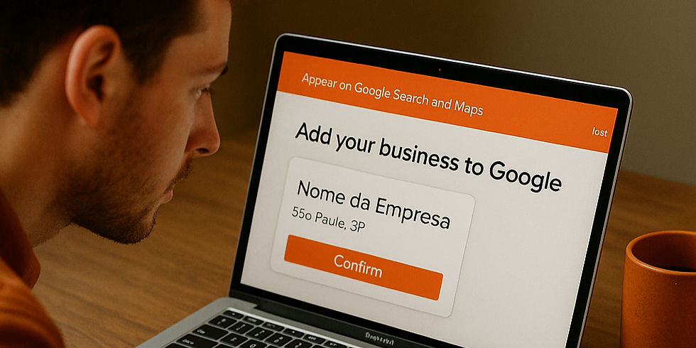 Homem confirmando o cadastro de uma empresa no Google Maps via notebook.