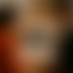 Duas pessoas planejando layout e checklist de site em frente ao notebook.