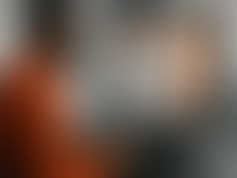 Homem escrevendo conteúdo de valor em desktop moderno.