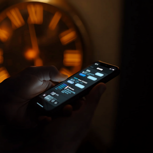 Tempo de resposta no WhatsApp: smartphone com mensagens acumuladas sobre a mesa de um escritório