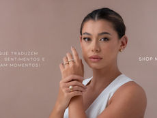 Modelo usando anéis em ouro 18k, joias exclusivas Yves Joias para eternizar momentos especiais
