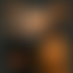 Dois profissionais representando autoridade digital no ambiente online