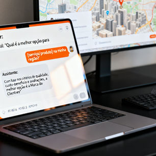 Montagem fotorealista em formato horizontal mostrando um notebook sobre uma mesa preta; na tela, uma interface genérica de chat de IA responde em português a uma pergunta e afirma que “a melhor opção é a Marca do Cliente”, com destaques em laranja vivo e detalhes em cinza e dourado, iluminação natural, reflexos realistas no vidro da tela e um mapa urbano desfocado ao fundo sugerindo contexto local.