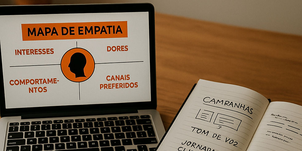 Notebook com mapa de empatia, caderno com estratégias de campanha e tablet com calendário editorial.