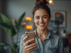 Dono de pequeno negócio usando CRM conversacional para atender clientes pelo WhatsApp