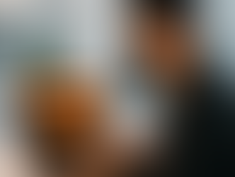 Homem usando notebook para entender como divulgar empresa na internet.