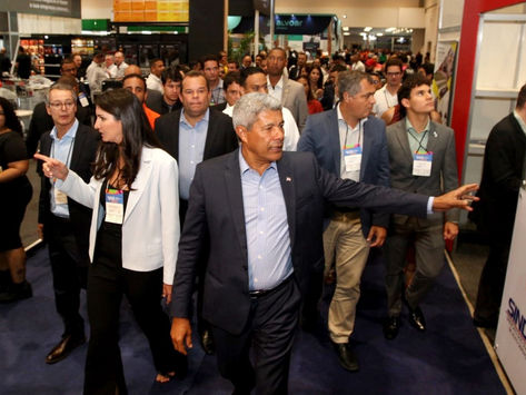 Governador visita stands da SuperBahia e destaca geração de renda no setor de supermercados