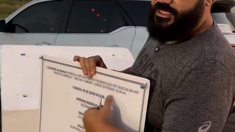 Deputado Leandro de Jesus retira placa de obra pública e atitude pode ter consequências criminais