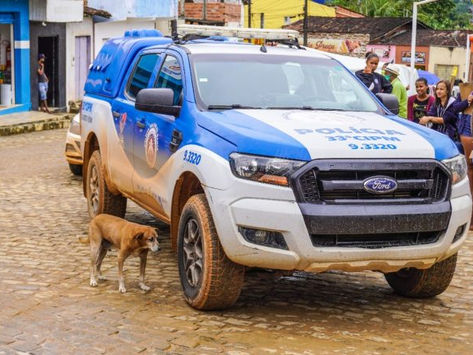 Nilo: Prefeitura entrega viatura para PM e barracas para feirantes de São Benedito