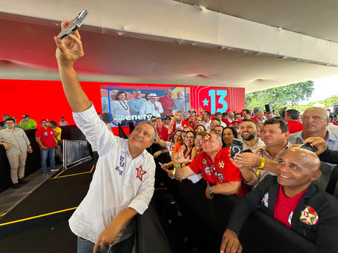 Rui quebra o protocolo e vai ao encontro dos prefeitos e candidatos antes do início da convenção