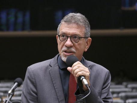 Título a Flávio Bolsonaro escancara apoio de ACM Neto ao bolsonarismo, diz Afonso Florence