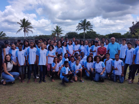 VALENÇA: Prefeitura entrega fardamento para alunos da Rede Municipal de Ensino