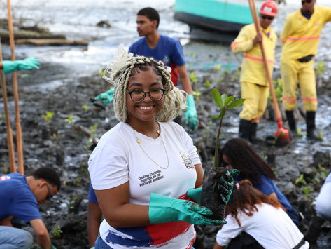 SALVADOR: Estudantes da rede estadual plantam 3 mil mudas de mangue em trecho do VLT no Subúrbio Ferroviário