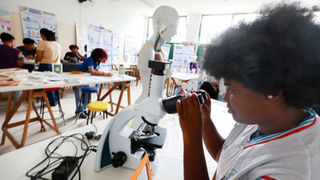 Edital oferece 400 bolsas para professores coordenarem Clubes de Ciências na rede estadual