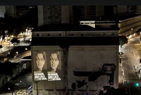 Coletivo Antifascista 2 de julho assina projeção de imagens com o lema “Na Bahia Anti-Lula não se cria”